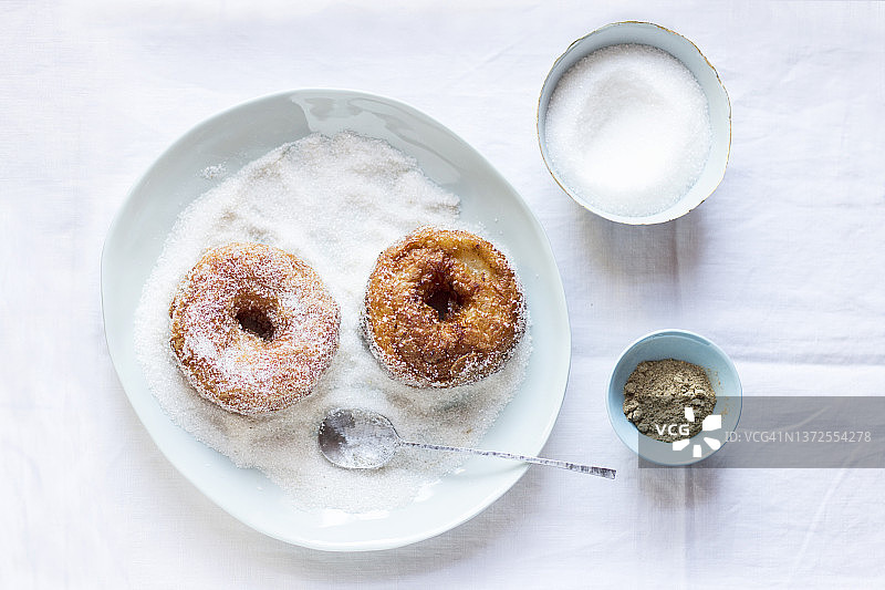 苹果甜甜圈——苹果圈裹上面团并撒上肉桂糖图片素材