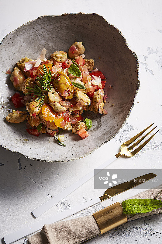 小麦面包干沙拉配新鲜番茄和贻贝图片素材