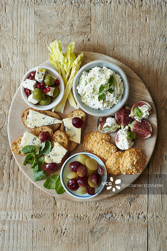 含菲达奶酪酱和橄榄的奶酪拼盘图片素材