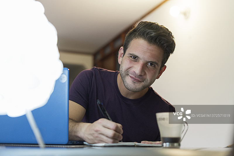 拉丁裔男子享受在家学习的隔离时光图片素材