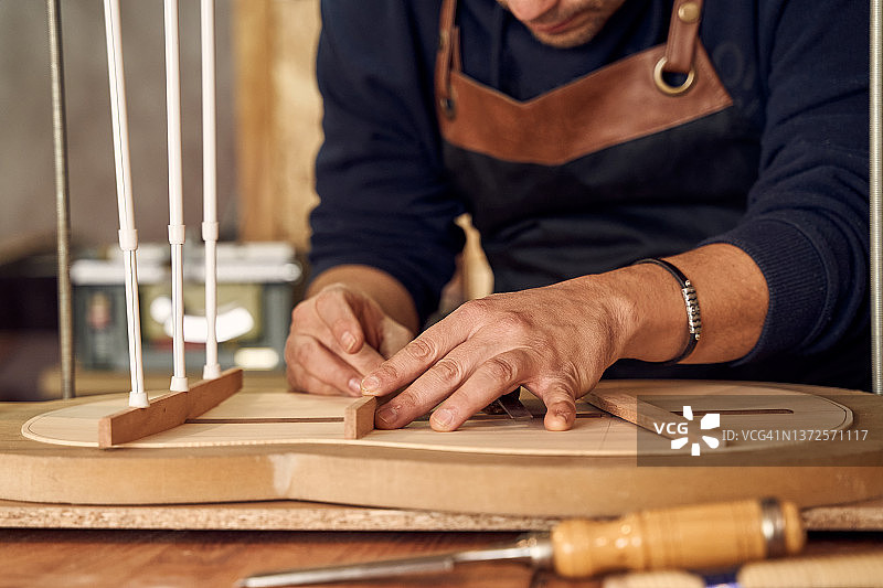 木制吉他制作特写图片素材