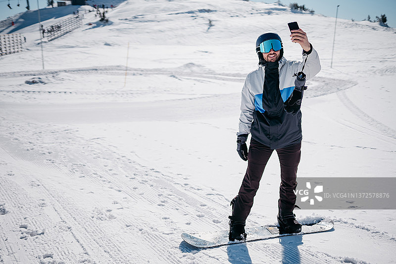 滑雪板运动员正在使用手机图片素材
