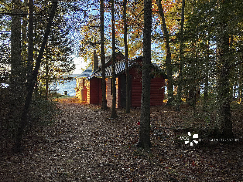 缅因州湖上偏远小屋与秋叶图片素材