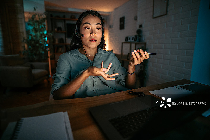 在家远程值夜班的客服图片素材