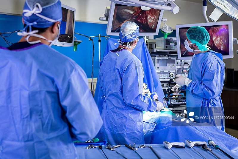 医疗团队使用锁孔技术进行手术图片素材