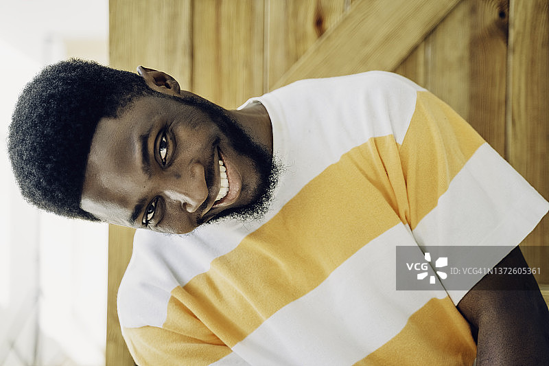 乐观的年轻黑人男子看着镜头，积极微笑图片素材