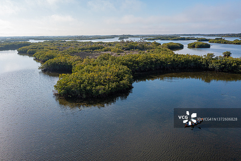 在佛罗里达州用广角无人机进行皮划艇钓鱼图片素材