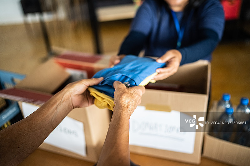 志愿者在社区中心向他人捐赠图片素材