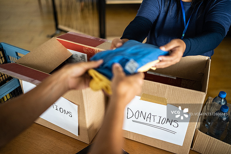 志愿者在社区中心向他人捐赠图片素材