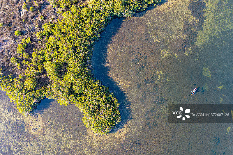 佛罗里达皮划艇钓鱼无人机视角图片素材