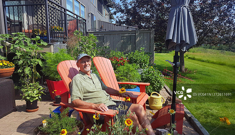快乐健康的年长男人在花园里放松身心图片素材