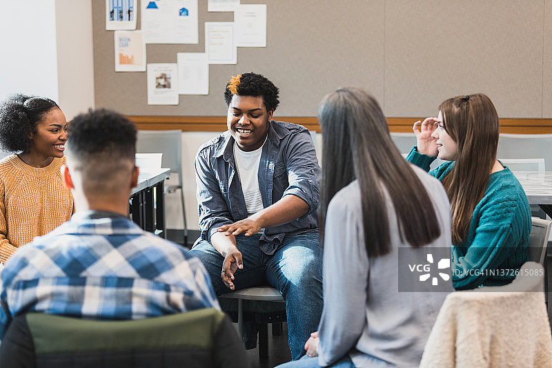在互助小组中讨论事情的青少年男孩图片素材