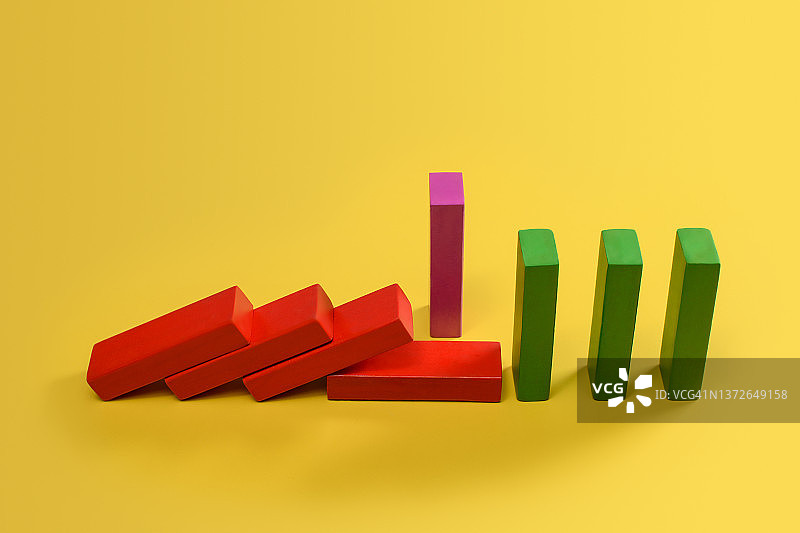 彩色木块的多米诺骨牌效应图片素材