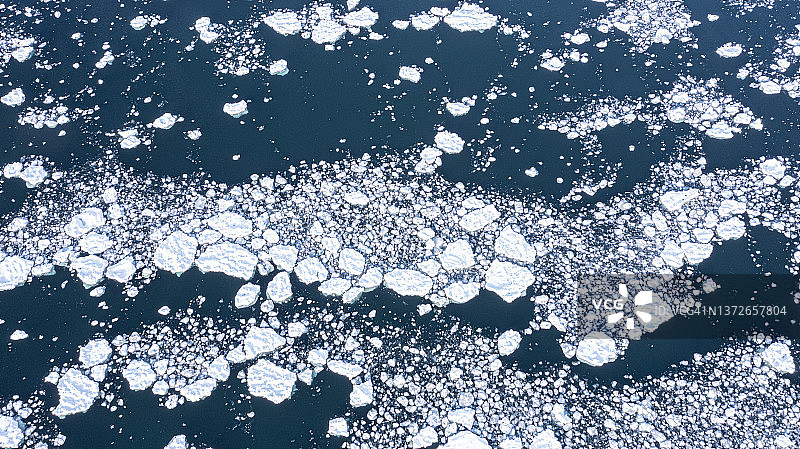 知床半岛上的流冰航拍图片素材