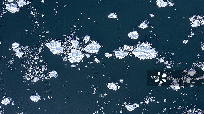 知床半岛上的流冰航拍图片素材