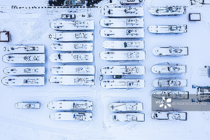 雪覆盖的港口中的货船图片素材