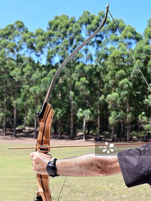 男人练习射箭图片素材