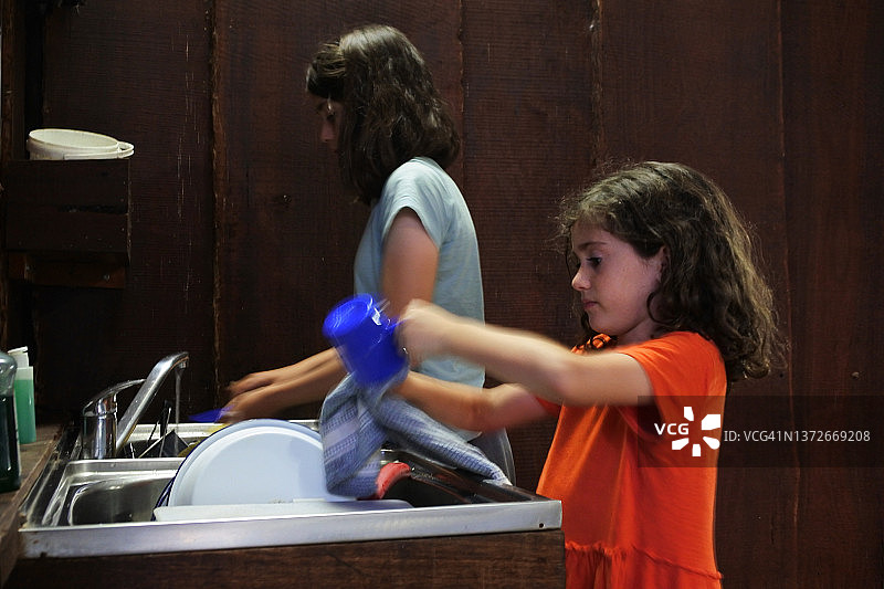 两个女孩在厨房一起洗碗图片素材