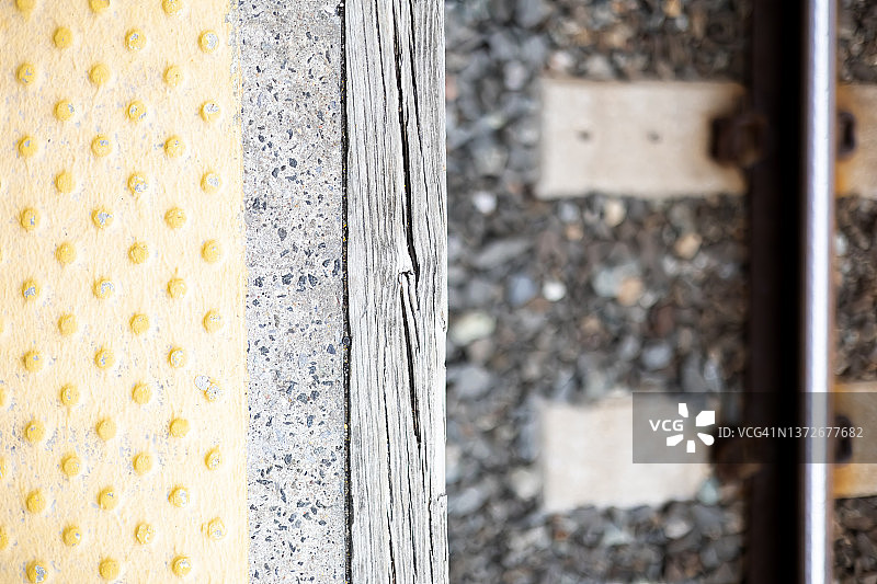 轨道另一侧的通勤列车站台图片素材