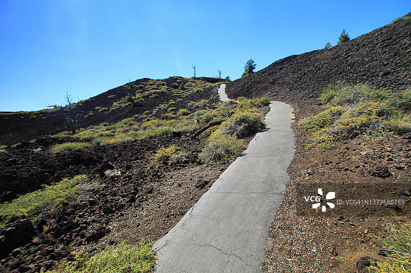 徒步穿越熔岩地区图片素材