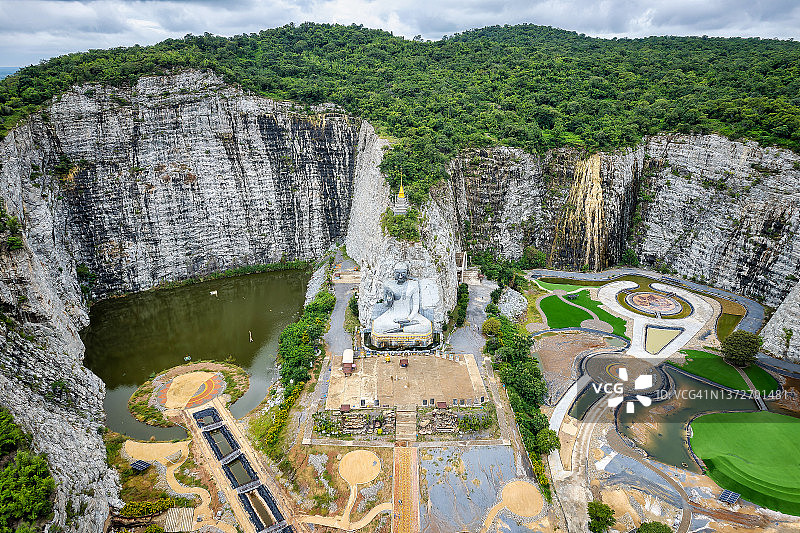 泰国素攀武里府考 Tham Thiam 寺石佛像的日出航拍图图片素材