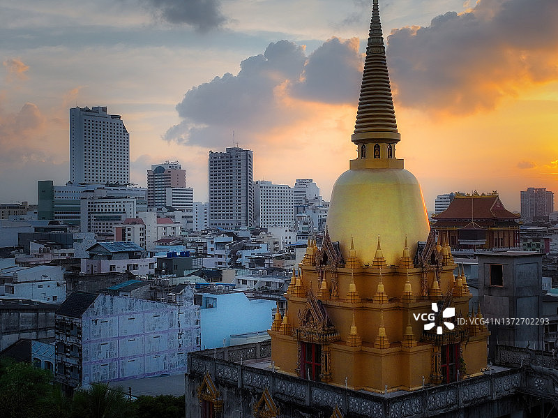泰国宋卡府合艾金色宝塔寺庙和城市摩天大楼的日落景色图片素材