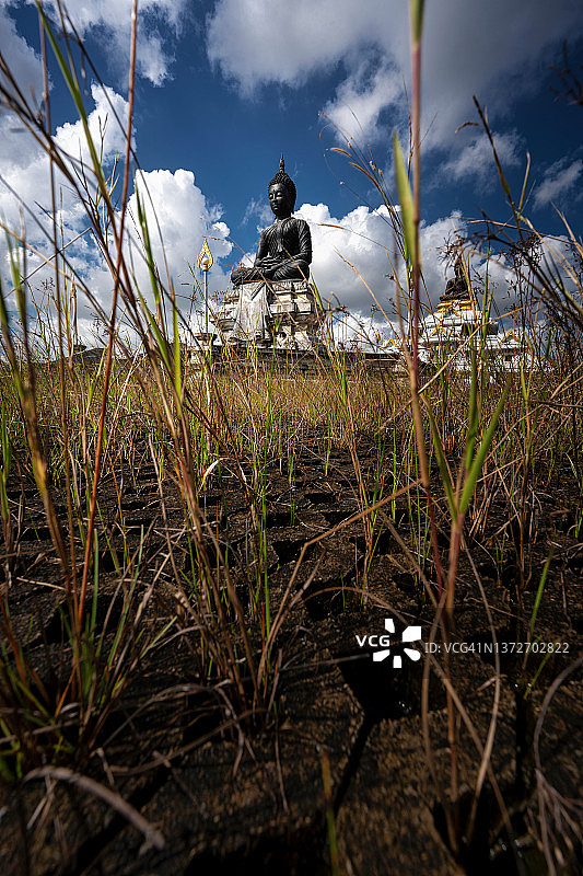 宋卡府佛教省水面倒影中的佛像，泰国宋卡府图片素材