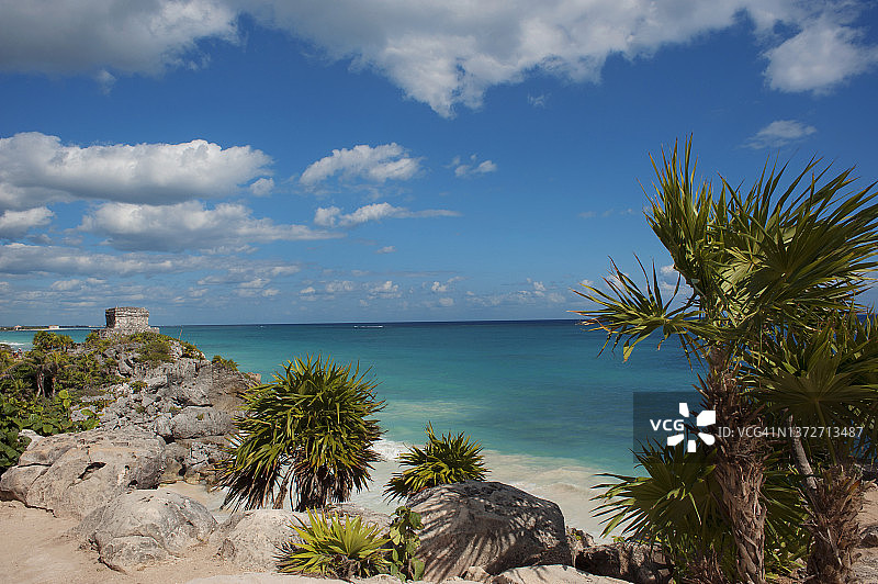 墨西哥图卢姆的玛雅遗址、白色沙滩和蔚蓝大海图片素材