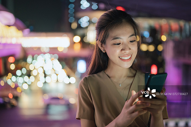 亚洲千禧一代女性使用加密货币钱包、手机银行投资和信用卡支付图片素材