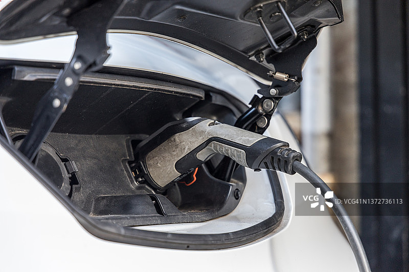 电动混合动力汽车加油特写图片素材