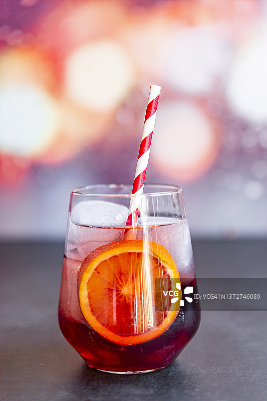 覆盆子伏特加橙片鸡尾酒图片素材