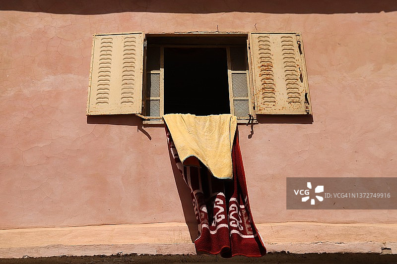 伯利恒附近艾达难民营的打开的窗户图片素材