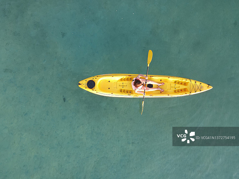 游客与桨板或冲浪板鸟瞰图图片素材
