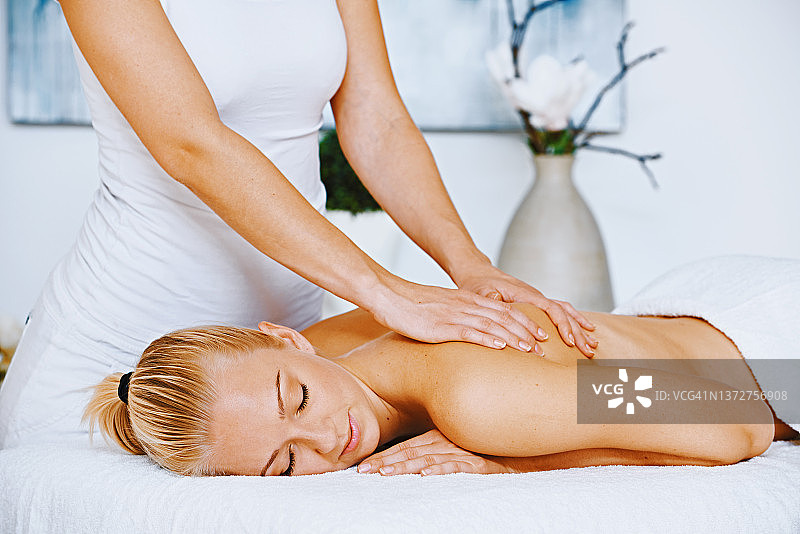 女士做按摩图片素材