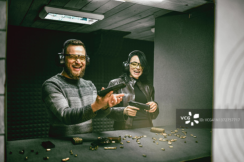 微笑的夫妇在射击场玩枪图片素材