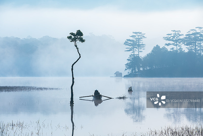 在泉林湖的渔夫图片素材