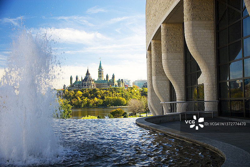 加拿大安大略省渥太华河对岸的议会大厦图片素材