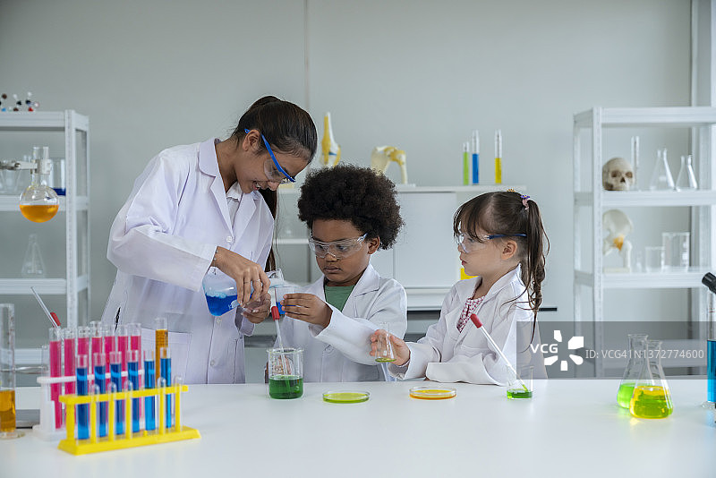 在小学科学课上做化学实验的女学生图片素材