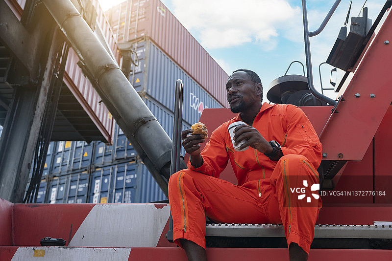 工人休息用餐图片素材