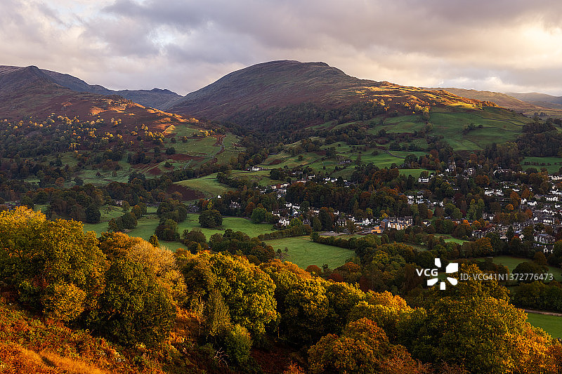 英格兰湖区日出：卢里格山与安布尔赛德图片素材