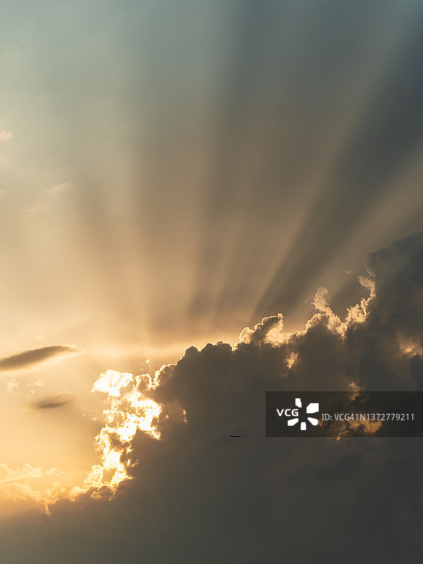 巨云背后的阳光图片素材