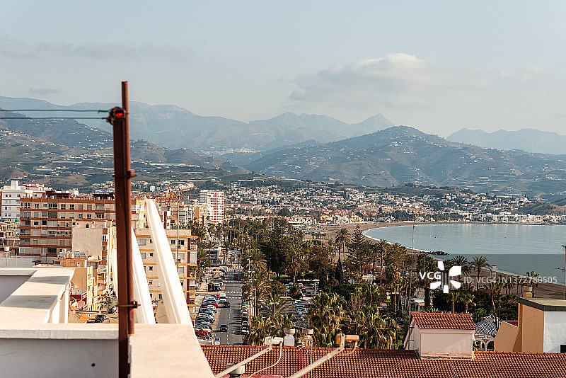 西班牙马拉加托雷德尔马沿海城镇，屋顶露台顶部景观图片素材