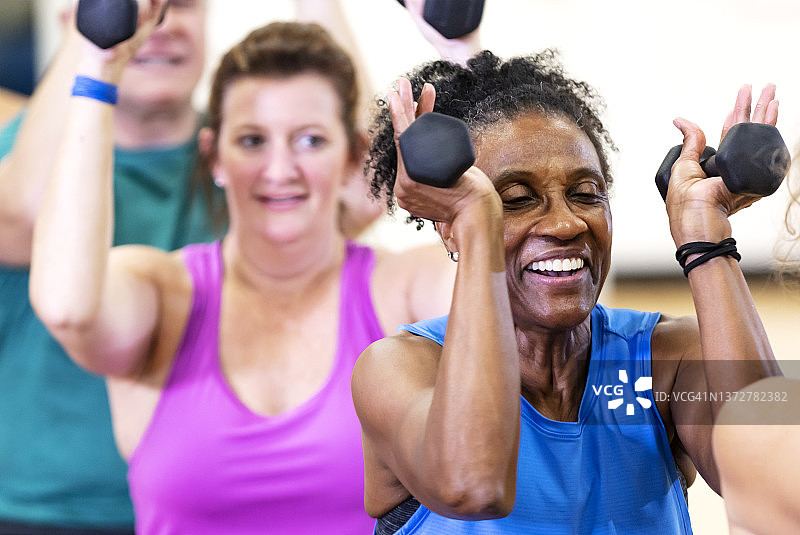 在上健身课的年长的非裔美国女人图片素材
