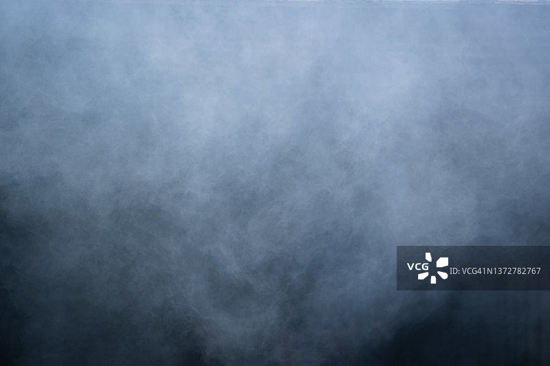 深色背景上的浅色烟雾纹理灰色烟雾叠加纹理图片素材