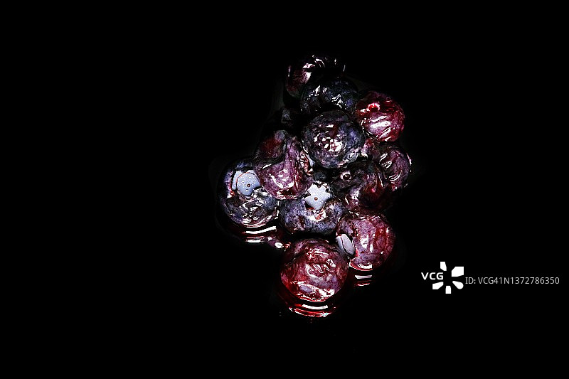 蔓越莓堆（黑色背景）图片素材