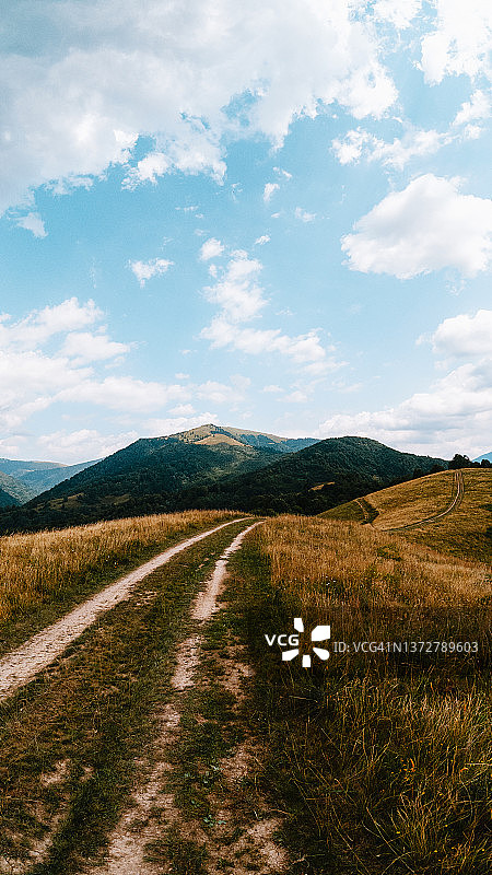 山谷中的泥泞道路图片素材