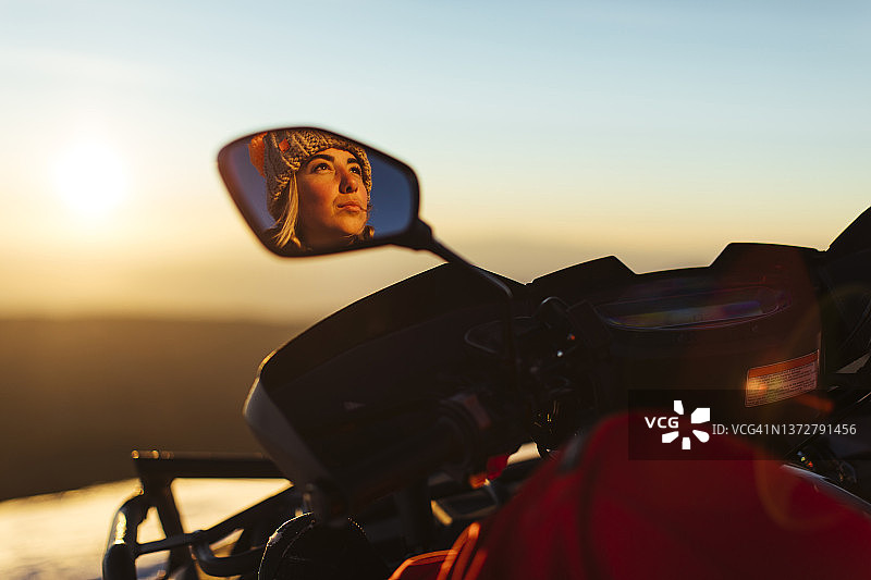 在沙滩车后视镜中的女孩图片素材