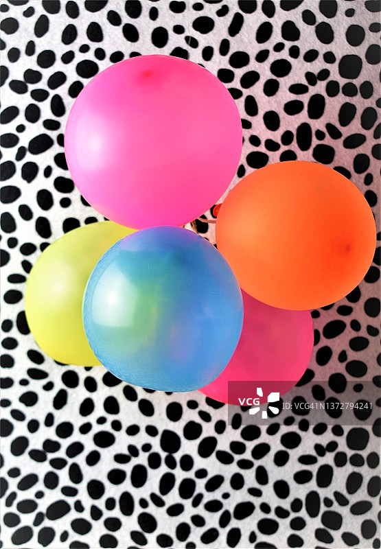 印花背景上的彩色气球图片素材