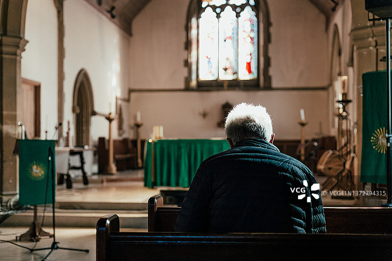 老人在教堂祈祷图片素材