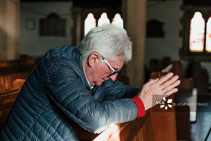 老人在教堂祈祷图片素材